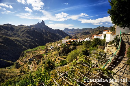 Tejeda, al fondo Roque Bentayga. Gran Canaria.